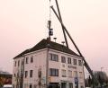 Bild: Josef Eindorfer
Mit Hilfe eines Autokrans baute der Netzbetreiber die Antenne auf dem Steinberger Rathaus ab und suchte sich einen neuen Standort in der Nähe des Klärwerks.