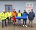 Bild: Lothar Trager (tra)
Norbert Winter, Roland Kiesecker, Peter Blank, Christian Wallner, Bürgermeister Hans Ram und Martin Sommer (von links) lobten die gute Zusammenarbeit bei der Baumaßnahme in Ensdorf.