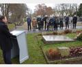 Bild: fz
Gedenkstunde am Stadtfriedhof. Oberbürgermeister Jens Meyer erinnert 80 Jahre nach Kriegsende an die Opfer der Gewaltherrschaft in Weiden. Die Namen von Kriegsgefangenen und Zwangsarbeitern aus der ehemaligen Sowjetunion stehen auf einer Gedenktafel, die nun offiziell "eingeweiht" wurde.