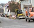 Bild: Josef Böhm
Der Ausbau des Glasfasernetzes in Niedermurach kommt zügig voran und ist der Fertigstellung nahe. Hier in der Oberviechtacher Straße war eine Verkehrsregelung per Ampel zwingend erforderlich.