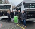 Bild: Fabian Polster
Die Verantwortlichen um Landrat Roland Grillmeier (Zweiter von rechts) und Eska-Geschäftsführer Markus Hösl (rechts) bei der Besichtigung der neuen Busse. (rechts im Bild ein Bus mit Akku, links ein motorisierter Bus). Außerdem im Bild von links: Sandra Schön (Sachgebiet ÖPNV im Landratsamt), Klimaschutzmanager Lukas Faltenbacher sowie Eska-Betriebsratsvorsitzender und Omnibusfahrer Rene Prokesch.