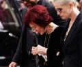 Bild: Jacob King/PA Wire/dpa
Sharon Osbourne (links) hat sich zu Warnungen von Ozyy Osbournes Ärzten kurz vor dessen letzter Show geäußert. (Archiv)