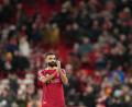 Bild: Jon Super/AP/dpa
Nur ein Dankeschön - oder schon ein Abschied? Mo Salah nach dem Liverpooler Sieg