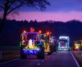 Bild: Patrick Pleul/dpa
Weihnachtlich beleuchtete und geschmückte Traktoren und Lkw sind bei der Lichterfahrt der Oderlandbauern in Brandenburg unterwegs.