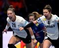 Bild: Federico Gambarini/dpa
Die ehemaligen Co-Kapitäninnen Emily Vogel (l) und Alina Grijseels spielen am Sonntag um WM-Gold.