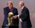 Bild: Jacquelyn Martin/AP/dpa
Trump und Infantino geben sich bei der Auslosung die Hand.