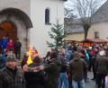 Bild: bsc
Das denkmalgeschützte Umfeld am Schlossberg (links die Kirche, rechts die Ökonomie) bildete am Wochenende die neue Kulisse der Friedenfelser Dorfweihnacht.