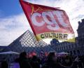 Bild: Michel Euler/AP/dpa
Angestellte zeigen eine Flagge der Gewerkschaft CGT vor dem Louvre, nachdem sie für einen Streik gestimmt haben.