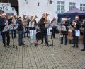 Bild: jr
Der Musikverein Ernestgrün spielte am Marktplatz vorweihnachtliche Weisen.