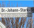 Bild: Gabi Schönberger
Die Dr.-Johann-Stark-Straße in Weiden. Ein Hinweisschild erinnert an den umstrittenen Namensgeber.