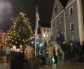 Bild: Walther Hermann
In Eschenbach leuchtet der Weihnachtsbaum. Bei Glühwein, Tee und Würstchen verfolgten viele Menschen, wie die Lichter am Baum angingen.