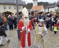 Bild: soj
Der Nikolaus und das Christkind verteilten an die vielen Kinder kleine Geschenke.