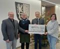 Bild: Fabian Polster, Landratsamt Tirschenreuth
Wolfgang Fenzl (Büroleiter Landrat Grillmeier) (von links), Elisabeth Schieder (DONUM VITAE), Landrat Roland Grillmeier sowie und Sandra Dostler (ebenfalls DONUM VITAE) bei der Spendenübergabe.