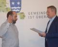 Bild: fz
Manuel Bock wird als neuer Gemeinderat der Gemeinde Theisseil von Bürgermeister Johannes Kett (von links) vereidigt.