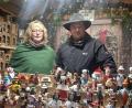 Bild: jua
Erstmals auf dem Weihnachtsmarkt auf Schloss Guteneck und gleich vollauf zufrieden: Kerstin und Johannes Dirschwigl aus Oberkatzbach mit ihren Räuchermännchen.