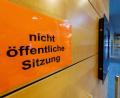 Symbolbild: Daniel Karmann/dpa
"Nicht öffentliche Sitzung" steht auf einem Schild. Stadt- und Gemeinderäte müssen gewisse Themen unter Ausschluss der Öffentlichkeit beraten.