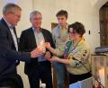 Bild: ass
Bei der Übergabe des Friedenslichts im Amberger Stadtrat (von links): Oberbürgermeister Michael Cerny, Bürgermeister Franz Badura, Lennart Kohl und Sophia Schwab (Pfadfinderschaft St. Georg Ammersricht).