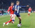 Bild: Andreas Gora/dpa
Kennet Eichhorn (r.) hat bei Hertha BSC mehrere Rekorde aufgestellt. (Archivbild)