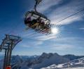 Bild: Peter Kneffel/dpa
An der Zugspitze eröffnete das Skigebiet im November. Die Hauptsaison dort und vielen anderen alpinen Skigebieten beginnt an diesem Wochenende. (Archiv)