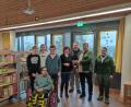 Bild: Konstantin Bayer
In der neu eingerichteten Bibliothek des Heilpädagogischen Zentrums wird die Spende von Herrn Arnold an die Förderschule übergeben.“ (von links: Schüler der Förderschule, Petra Rothmund, Sonderschulrektorin, Philipp Bahnmüller, Leiter Staatsforstbetrieb Schnaittenbach, Ludwig Arnold, Inventurleiter Nord Bayerische Staatsforsten und Christiane Arnold, Leiterin Staatsforstrevier Hessenreuth West)