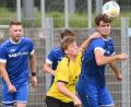 Bild: Gerhard Büttner
Die SpVgg SV Weiden II (rechts Paul Richthammer) brachte dem Bezirksliga-Tabellenführer FC Amberg die bislang einzige Saisonniederlage bei. Den 2:0-Heimsieg würden die Schwarz-Blauen gerne auch in der Rückrunde wiederholen. Bereits im März kommt es zum Aufeinandertreffen in Amberg.
