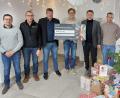 Bild: mfh
Zu den vielen , von den Mitarbeitern gespendeten Geschenken überreichten die Firmen Stahlgruber und Reichart auch einen Scheck über 6.000 Euro. Von links: Jan Telvak (Bereichsleiter ENH), Robert Rubenbauer (Firma Reichart), Andreas Schoene (Leiter Logistikzentrum), Stefan Reither (Geschäftsführender Vorstand ENH), David Nickel (Leiter Firma Reichart), Michael Trepesch (Versandleitung Fa. Reichart).