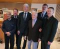 Bild: Martina Hummel
Dem Jubilar Franz Hummel (Vierter von links) gratulierten (von links) Pfarrer Joseph Madathiparampil, Stefan Schinzl (Zweiter Kommandant FFW Hohenkemnath), Michael Rischke (Vertreter Landrat), Christian Wenkmann (Vorsitzender FFW Hohenkemnath) und Ursensollens Bürgermeister Albert Geitner.