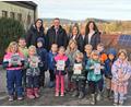Bild: Portner
Die Teunzer Kinder und Leiterin Simone Kraus (links) freuen sich über das Abenteuerbuch, welches unter der Regie des Kinderhaus-Elternbeirates mit Vorsitzendem Martin Pflug, dessen Vorgängerin Simone Kraus und Teammitglied Elisabeth Birner (rechts) entstanden ist.