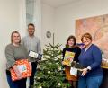 Bild: SkF
Übergabe Wunschbaumaktion SKF, v.l.n.r.: Julia Möbus (SkF), Martin Biehler (Round Table Amberg-Sulzbach), Marianna Neugirg (SkF), Andrea Graf (SkF),