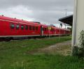 Archivbild: Houschka
Der Nahverkehrszug stoppt nach dem Willen der DB nur noch einmal täglich am Bahnhof Freihöls. Wer eine solch fragwürdige Entscheidung getroffen hat, weiß man nicht. Jetzt kommen Schülerinnen und Schüler von ihrem Unterricht in Amberg nicht mehr heim.