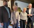 Bild: mma
Sulzbachs Bürgermeister Stefan Frank (links) und Landrat Richard Reisinger (rechts) gratulieren zusammen mit seiner Ehefrau Hildegard Rudolf Eckert zum 90. Geburtstag.