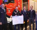 Bild: gru
Von links: Dritter Kommandant Christian Grädler, Patrick Schertl von der gleichnamigen Elektro-Firma, Erster Kommandant Markus Luber, Bürgermeister Hans-Jürgen Strehl bei der Spendenübergabe.