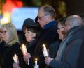 Bild: Hendrik Schmidt/dpa
Bundeskanzler Friedrich Merz, seine Ehefrau Charlotte Merz und Simone Borris , Oberbürgermeisterin von Magdeburg, nehmen ein Jahr nach dem Anschlag auf dem Magdeburger Weihnachtsmarkt an einer Lichterkette nach der Gedenkveranstaltung in der Johanniskirche teil.