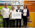 Bild[M]: Waltraud Lobenhofer
Geschäftsführerin der AOVE-Bürgersonnenkraftwerke GmbH, Waltraud Lobenhofer (zweite von links) und Prokurist Jürgen Stauber (links) überreichen eine Spende in Höhe von 1.000 Euro an AOVE-Geschäftsführerin Katja Stiegler (rechts) sowie an den Projektleiter der Mentor Lesepaten, Erhard Ströhl (zweiter von rechts).