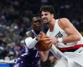 Bild: Alan Greth/ AP/dpa
Dennis Schröder (links) konnte trotz seiner 21 Punkte die Niederlage der Sacramento Kings gegen die Portland Trail Blazers nicht verhindern.