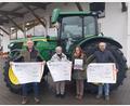 Bild: Malzer Landtechnik
Edgar Wenisch, Annemarie Schraml und das Inhaber-Ehepaar Karin und Bernd Riedel (von links) zeigen mit symbolischen Schecks, wie hoch die Weihnachtsspende ist.