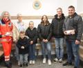 Bild: Johannes Haider
Über eine Spende von Elektromeister Christian Käs (zweiter von rechts) dürfen sich die Helfer vor Ort Georgenberg und die DJK Neukirchen freuen.