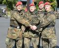 Bild: gsp
Regimentskommandeur Oberst Matthias Kampf (Bildmitte) übergibt das Kommando über das Logistikbataillon 472 von Oberstleutnant Martin Hillebrand (rechts) an Oberstleutnant René Urbach (links).