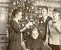 Bild: Archiv Klaus Haußmann
Wegen der etwas strengen Blicke wirken die Personen auf Bildern um die Jahrhundertwende oft streng: Hier eine Familienaufnahme vor dem geschmückten Christbaum an Weihnachten 1930.