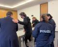 Bild: Hohlheimer
Der Angeklagte verabschiedet sich noch von seinem Anwalt, danach wird er von zwei Polizeibeamtinnen abgeführt.