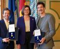 Bild: Malin Wunderlich/dpa
Landtagspräsidentin Ilse Aigner (CSU) zeichnet Tobias Krell und Florian David Fitz bei einem Nachholtermin mit dem Bayerischen Verfassungsorden aus.
