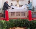 Bild: jua
Johanna Wittmann (rechts) und Joseph Bierler (links) treffen sich in der Vorweihnachtszeit immer wieder in der Pfarrkirche mit freiwilligen Helfern, wie hier Sabine Krammer (Mitte), um alle nötigen Vorbereitungen für die festlichen Tage zu erledigen.