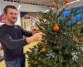 Bild: Petra Hartl
Roland Krauß, Jesus-Darsteller der Kemnather Passion, schmückt in seinem Geschäft in Amberg schon mal seinen Christbaum. Zu Hause in Erbendorf übernimmt das seine Frau.
