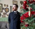 Bild: Thomas Banneyer/dpa
Schon länger hat Valerio Bonanno seine Wohnung  mit Möbeln aus der Kaiserzeit eingerichtet und trägt nur Kleidung von damals - jetzt hat er erstmals auch ein Weihnachtszimmer aus der Epoche um 1900 nachgestellt.