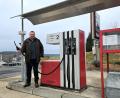 Bild: lnz
Thomas Weiß steht an der Zapfsäule seiner kleinen Tankstelle an der Tirschenreuther Straße in Falkenberg. Er hat sie von seinen Eltern geerbt und will sie gemeinsam mit seiner Frau noch möglichst lange betreiben.