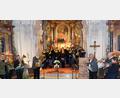 Bild: do
Strahlender Chorgesang und weicher Bläserklang erfüllten am Sonntagnachmittag beim Benefiz-Adventsonzert von LAUDATE und den Glashüttner Bläsern den Kirchenraum der Johanneskirche in Oberbibrach.