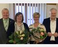 Bild: Claudia Straller
Markus Dollacker (von links) tritt die Nachfolge von Isabel Lautenschlager an. Barbara Hernes wurde in den Ruhestand verabschiedet. Landrat Richard Reisinger dankte den beiden Frauen und gratulierte Dollacker.