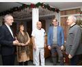 Bild: Friedrich Peterhans, KNO
Die Arbeit der Steinwaldklinik kommt bei Patienten und Angehörigen gut an. Das freut (von links) KNO Vorstand Michael Hoffmann, Pflegedienstleiterin Elfriede Schwarzmeier, Chefarzt Michael Schornbaum, Klinikdirektor Stephan Schumacher und Landrat Roland Grillmeier.