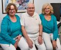 Bild: Petra Hartl
Der Chef und seine "Mädels" waren immer für Patienten da: Gemeinsam mit seiner Frau Lydia (links) und Heidi Braun, die ihn beide tatkräftig unterstützten, hat Dr. Bernd Wiesneth seine Praxis am Schwemmerberg geführt. Nach 37 Jahren geht der 71-Jährige nun in den Ruhestand.