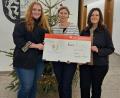 Bild: Fabian Polster, Landratsamt Tirschenreuth.
Claudia Grillmeier (rechts) und Lena Schedl (links) freuen sich über den Spendenscheck in Höhe von 5.000 Euro von Viola Vogelsang-Reichl (Geschäftsführende Verlegerin Oberpfalzmedien).